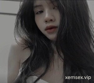 Cô gái đáng yêu nghiện ăn chuối