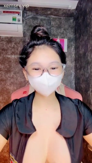 Ảnh thumbnail của Dâm nữ Ly xù vú như quả mướp nghịch toy hồng P2 – Ly xù sexlivemoi