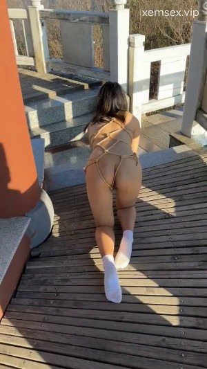 Ảnh thumbnail của Dâm nữ yêu thích bạo dâm khỏa thân ngoài trời – clip hot youtube