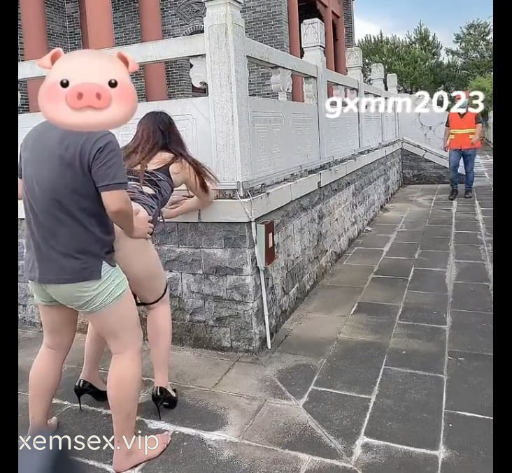đang địt nhau thì có người đi lại