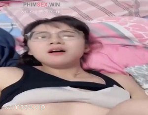 Ảnh thumbnail của Em gái xinh đẹp kính cận địt bạn trai sướng
