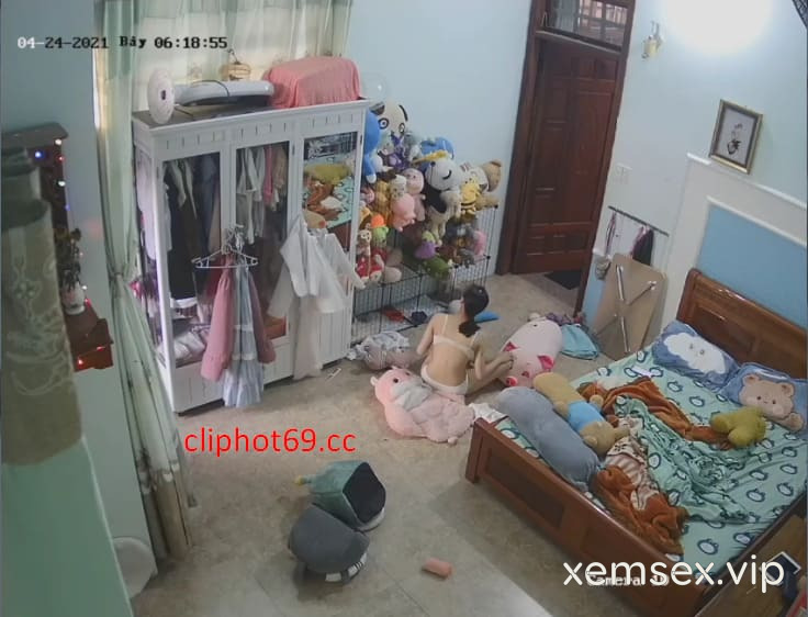 em học sinh thay đồ đi học