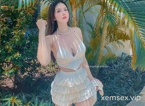 Hoàng Nhân Chi Linh có cơ thể to lớn và lồn múp rất dâm dật