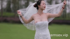 Hot Hòn Họt, cờ nhíp em gái nứng loz trong ngày cưới, mặc chiếc váy cưới mà hở cả đầu ti như này ai chịu nổi – thèm được cưỡi ngựa