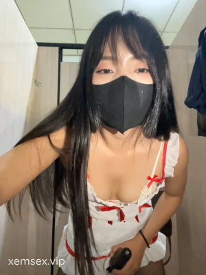 Idol asia Lynn cosplay cô hầu gái dâm đãng nghịch toy trong WC – stfipchat
