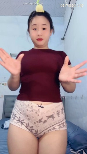 Ảnh thumbnail của Linhv1 mặc quần đùi bó sát lộ mu rùa to vật vã – clip Linhv1