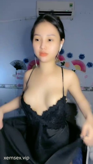 Lộ Clip em Mỹ Nhân mặc váy ngủ live show hàng trên MMlive bị lách ra ngoài – lộ clip