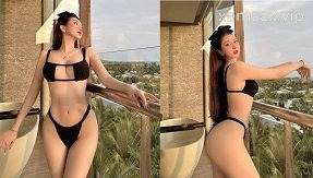 Ảnh thumbnail của Một cô gái mông to mặc quần lọt khe màu đen đầy sung sướng