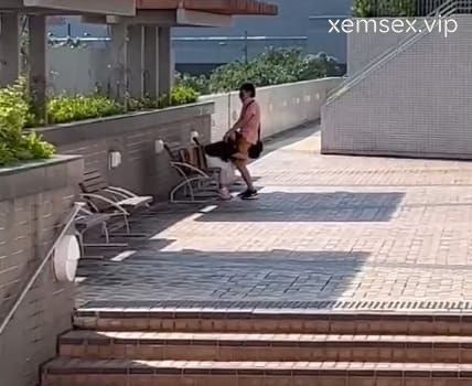 quay lén em gái bú cặc người yêu ngoài đường