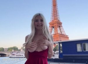 Ảnh thumbnail của Trong câu chuyện tình yêu, Eva Elfie đi du lịch Paris say xưa